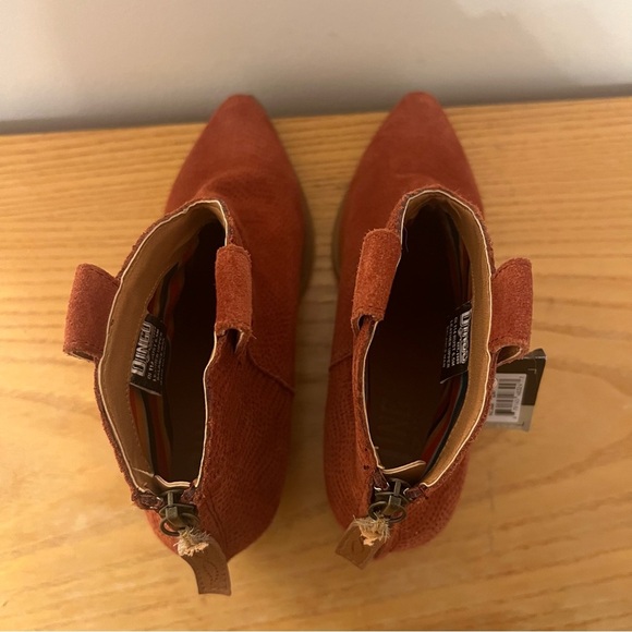 {Dingo} Kuster Suede Pointed Toe Cowboy Ankle Boots - Picture 5 of 9